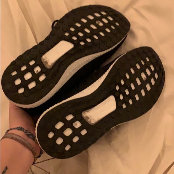 black gym shoes - Picture 2 of 2